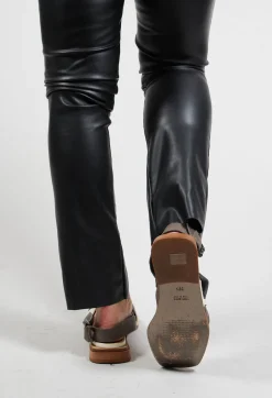 Contrasting Cross Over Sandals in Latte/Piombo