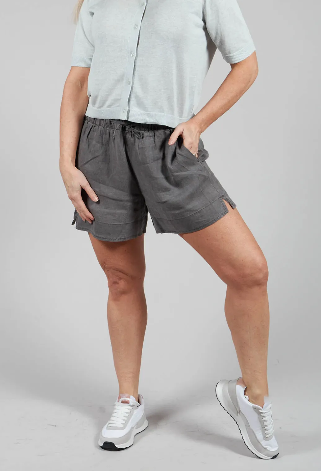 Devaalf Shorts in Charcoal