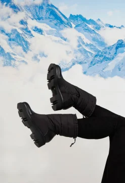 Padded Boots in Nero