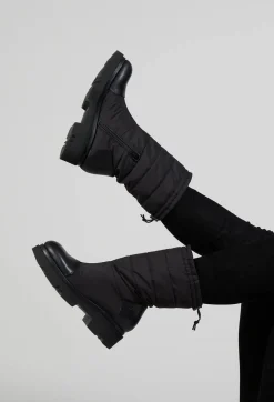 Padded Boots in Nero