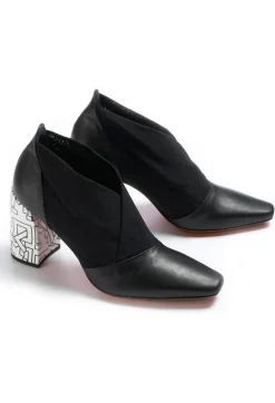 Pointed Heeled Ankle Boots in Pamlos / Ludlamite Black