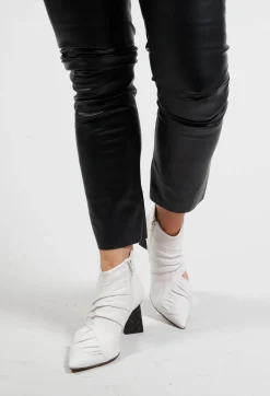 Pointed Heeled Boots in Osso / Nero