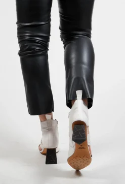 Pointed Heeled Boots in Osso / Nero