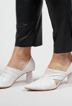 Pointed Heeled Boots in Osso