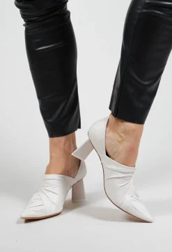 Pointed Heeled Boots in Osso
