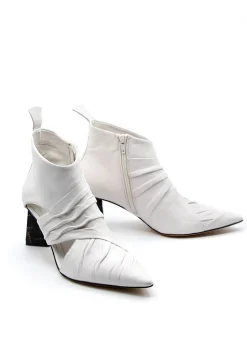 Pointed Heeled Boots in Osso / Nero