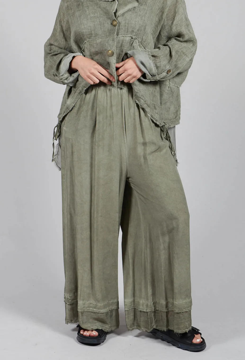 Wide Leg Trousers in Viscosa Tinto Marmorizzato Olive