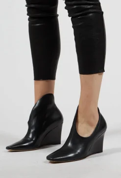 Yuko Wedge Boot in Nero