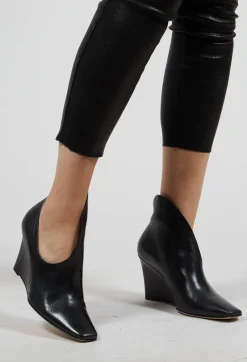 Yuko Wedge Boot in Nero